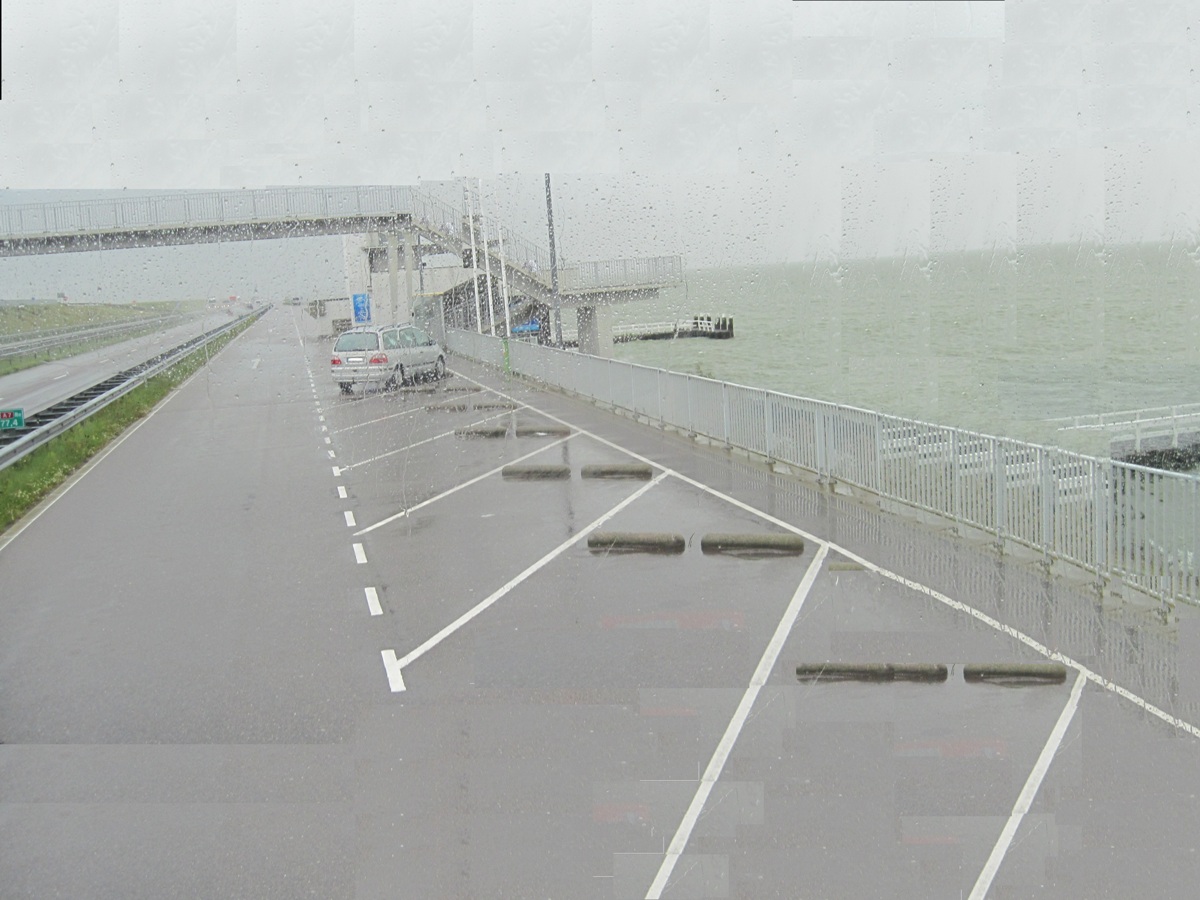 1- Marken- La Grande diga di Afsluitdijk sotto una pioggia torrenziale